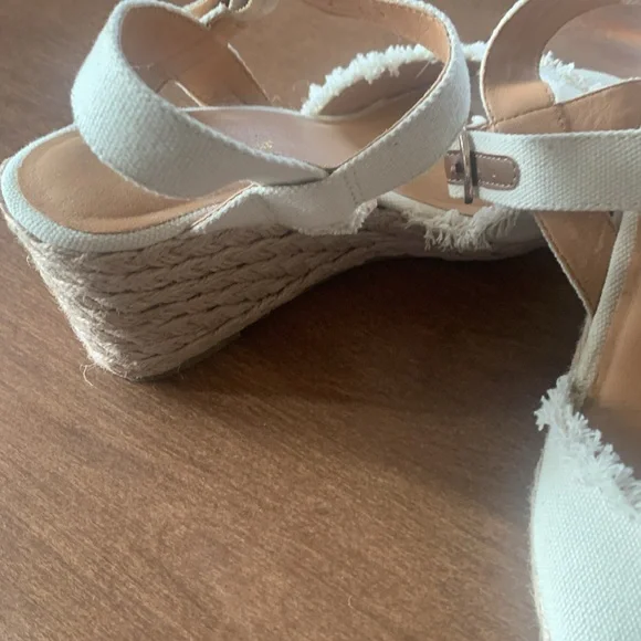 Tommy Bahama Cream Espadrille Sandals Size 7.5. Worn twice - Picture 2 of 6